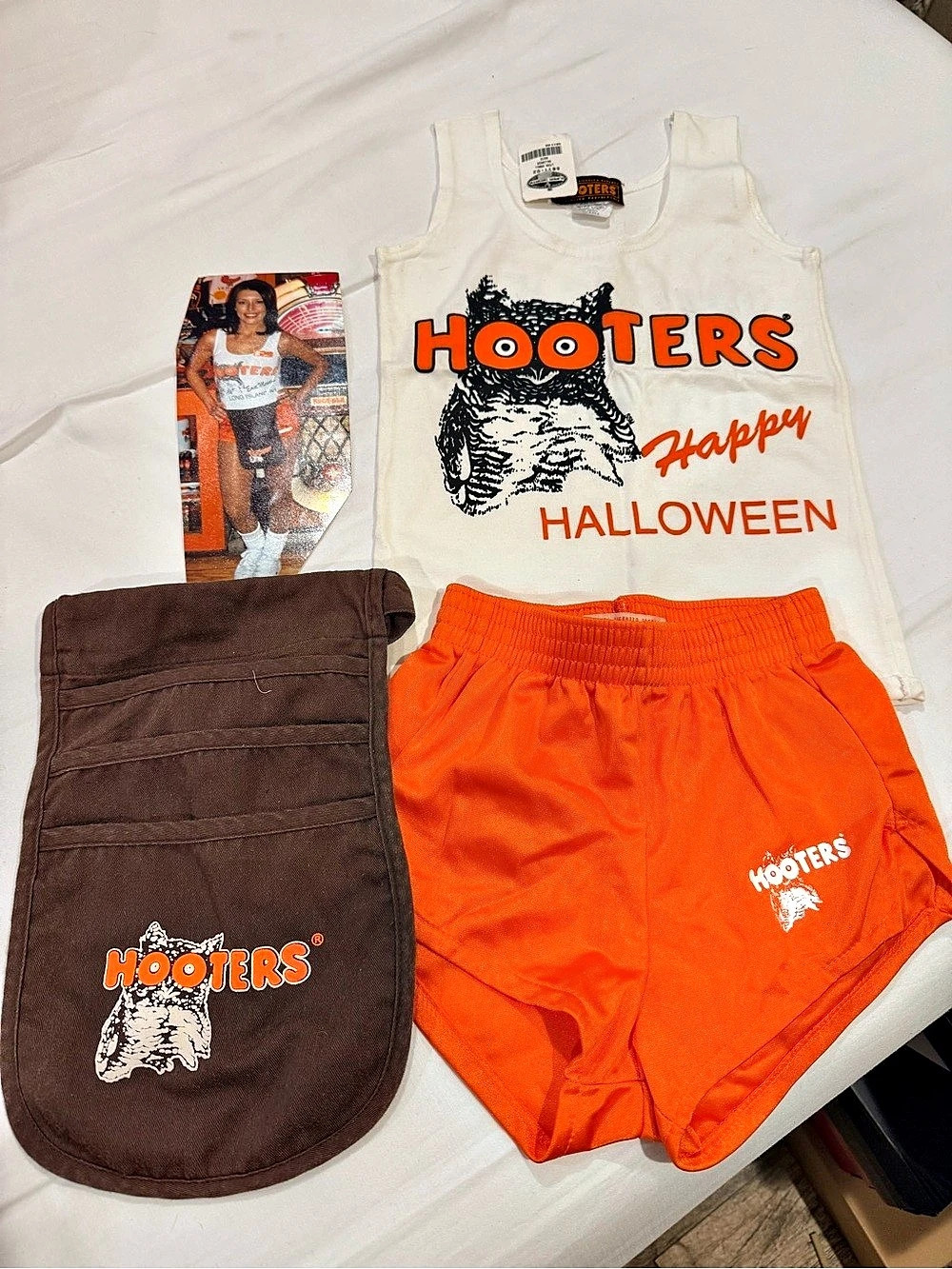 100% AUTHENTIC Hooters Waitress Uniform w/ money belt - Halloween Costume
